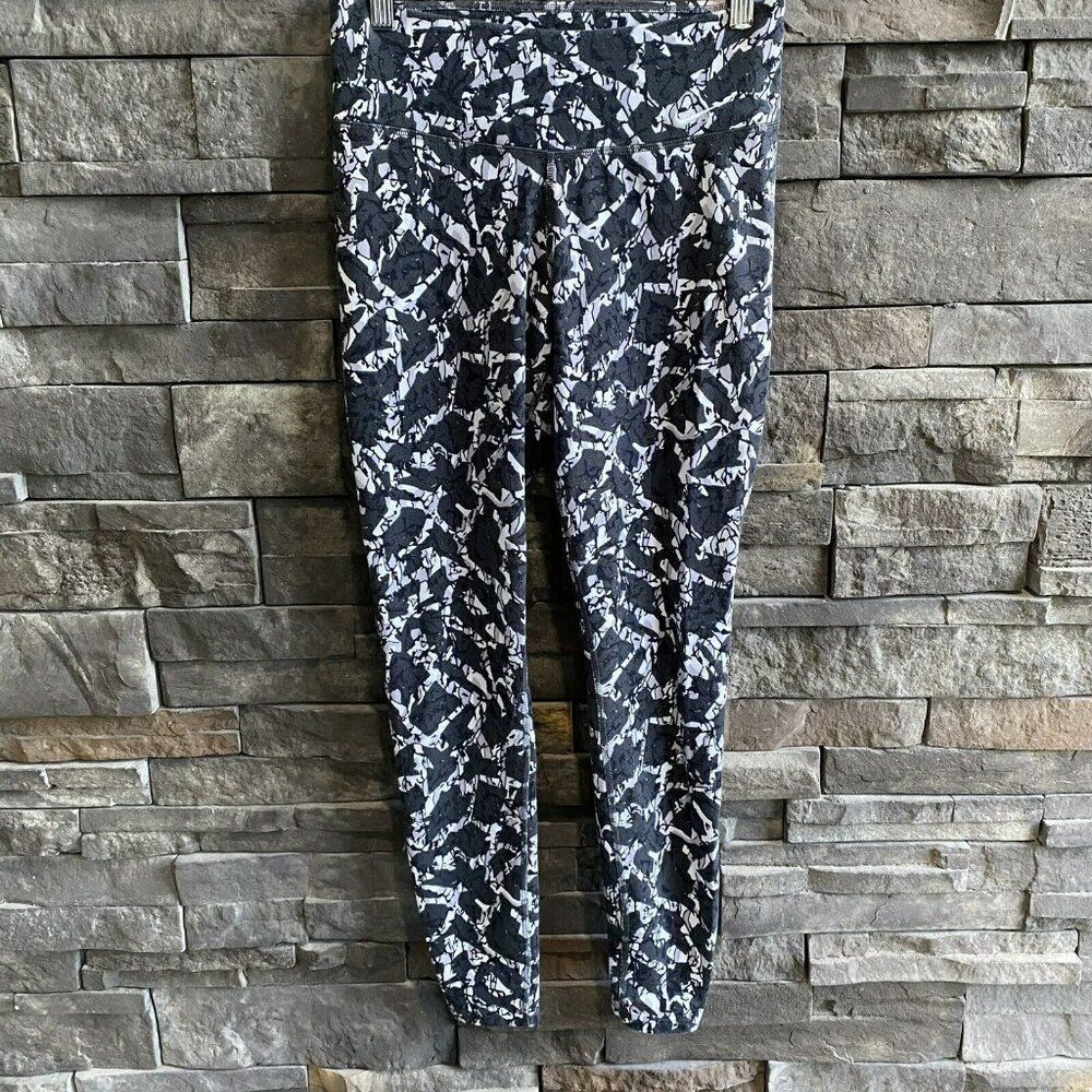 Nike Legend II Quake Women’s Leggings Dri-Fit 684643-060 Small Black Inseam 27”‎